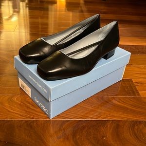 SKYPRO women’s flight crew low heels- brand new!